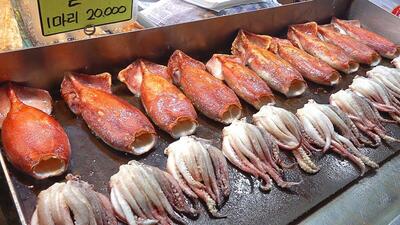 غذای خیابانی در کره؛ پخت محبوب‌ترین غذای سئولی‌ها با انواع ماهی (فیلم)