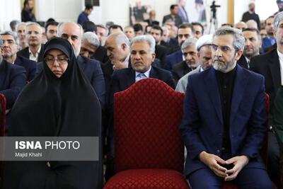 عکس | تصویری جدید از همسر شهید امیرعبداللهیان در وزارت خارجه کنار علی باقری - عصر خبر
