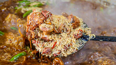 (ویدئو) غذای خیابانی در پاکستان؛ پخت 110 کیلو پلو گوشت و چاپلی کباب
