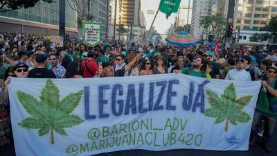 ویدیوها. طرفداران آزادشدن ماری‌جوانا با شعار «آینده‌ای بدون جنگ» در سائوپائولو به خیابان آمدند