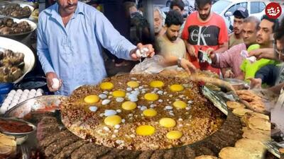 (ویدئو) غذای خیابانی در پاکستان؛ پخت املت بزرگ گوشت وتخم مرغ
