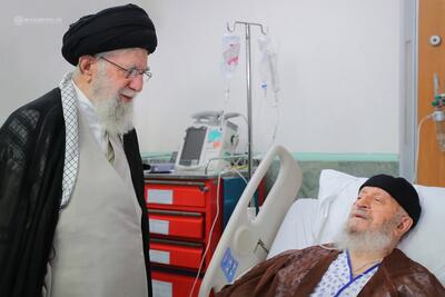 (ویدئو) عیادت مقام معظم رهبری از مکارم شیرازی در بیمارستان