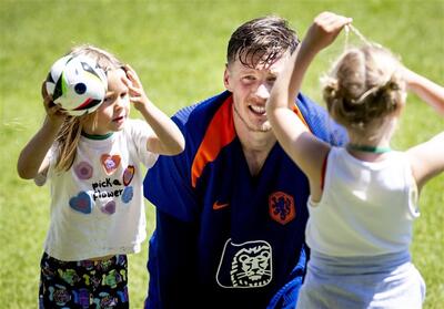 تمرین ویژه بازیکنان هلند با خانواده! + عکس - تسنیم