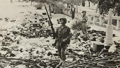 سرباز آمریکایی بر انبوهی از غنائم جنگی ایتالیا ایستاده است! (عکس)