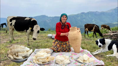 (ویدئو) نمایی دیدنی از تهیه پنیر محلی توسط یک بانوی روستایی به روشی باستانی