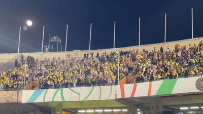 اختصاصی/ جشن و شادمانی هواداران سپاهان هنگام بالا رفتن جام قهرمانی