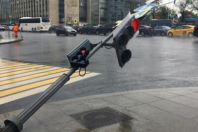 ببینید | لحظه کنده شدن یک درخت تنومند و سقوط روی سقف دو خودرو در پی طوفان مرگبار مسکو