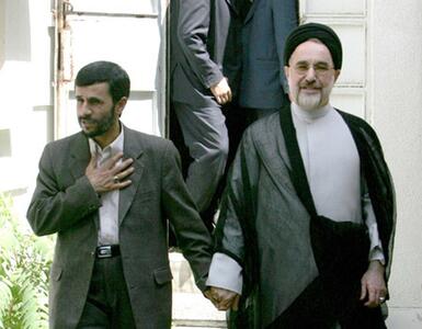 هم‌سفره شدن احمدی‌نژاد و خاتمی در یک مراسم (عکس قدیمی)