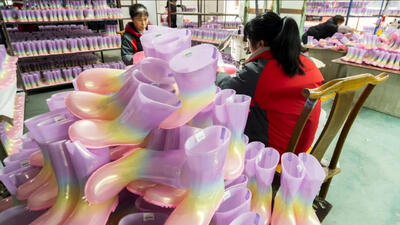 (ویدئو) مراحل ساخت چکمه های پلاستیکی در یک کارخانه هنگ کنگی