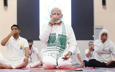 (ویدئو) نخست وزیر هند در منطقه مورد مناقشه یوگا انجام داد