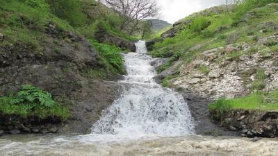 جلوه گری آبشاری در دل طبیعت روستای ده‌رود + فیلم
