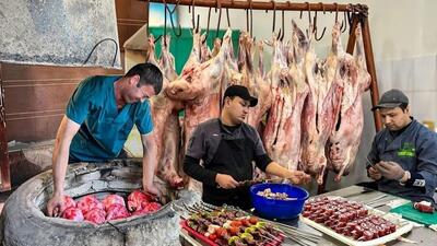 غذای خیابانی در تاجیکستان؛ پخت ۴۰۰ کیلو دنده کباب، چنجه و کباب تنوری (فیلم)