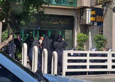 تحصن کارکنان جلوی وزارت آموزش پرورش