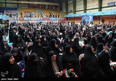 عکس / صندلی‌های خالی از جمعیت در سالنی کوچک در تهران به استقبال سعید جلیلی رفتند