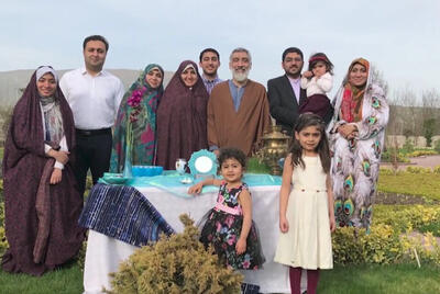 تصویر خانوادگی مصطفی پورمحمدی در کنار خانواده