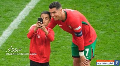 عکس| جیمی جامپ کوچک در آغوش رونالدو/ این پسربچه کریستیانو را خنداند - پارس فوتبال | خبرگزاری فوتبال ایران | ParsFootball