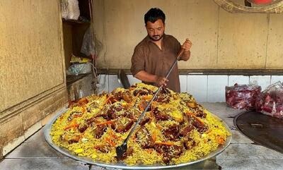 غذای خیابانی در پیشاور پاکستان؛ پخت 65 کیلو افغانی پلو با گوشت (فیلم)