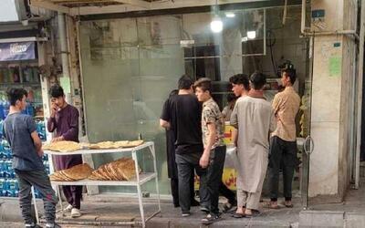برگه روی شیشه یک نانوایی که برای افغان‌ها نوشته شد