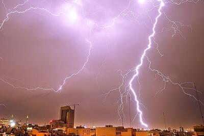 ببینید | ثبت تصاویری ترسناک از رعد و برق در آسمان اردبیل