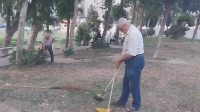 اقدام خودجوش دو شهروند بابلی برای پاکسازی پارک شهید معلم شفیعی + فیلم