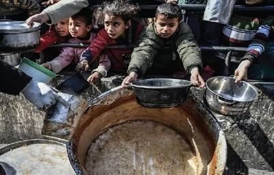 مدیر دفتر اطلاع‌رسانی دولت در غزه: ۱۵ هزار کامیون کمک‌رسانی به دلیل تعطیلی گذرگاه‌های رفح و کرم ابوسالم، بلاتکلیف مانده‌اند/  ۲۵ هزار بیمار از سفر درمانی به خارج از نوار غزه محروم شدند