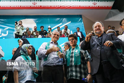 تصاویری از ژست ویژه مسعود پزشکیان و ۲ نوه اش در همایش شیرودی - عصر خبر