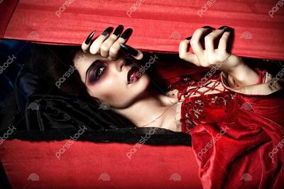 دختر جوانی که شب ها در تابوت می خوابد + عکس