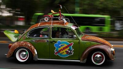 ویدیوها. رژه خودروهای فولکس واگن بیتل در مکزیکو سیتی