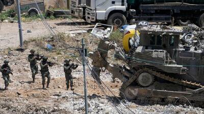 سربازان اسرائیلی مرد زخمی فلسطینی را روی کاپوت خودروی زرهی خود بستند
