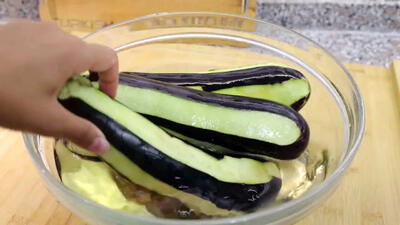 (ویدئو) نحوه درست کردن یک غذای متفاوت بادمجان؛ کارنیاریک ترکیه ای ها