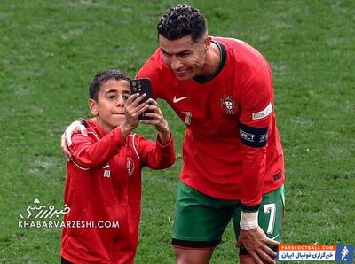 تصویری دیده نشده از دیدار پرتغال و ترکیه/ آغوش باز رونالدو برای جیمی‌جامپ کوچک +عکس - پارس فوتبال | خبرگزاری فوتبال ایران | ParsFootball