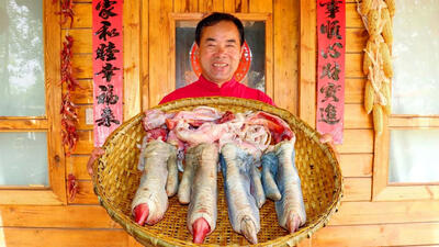 (ویدئو) پخت پنجه شتر مرغ غول پیکر توسط عمو روستایی، آشپز مشهور چینی