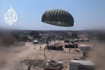 (ویدئو) لحظه فرود چتر حامل کمک روی چادر آوارگان غزه