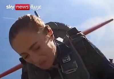 (ویدئو) خلبان زن با وجود باز شدن درپوش کابین پرواز را کنترل کرد