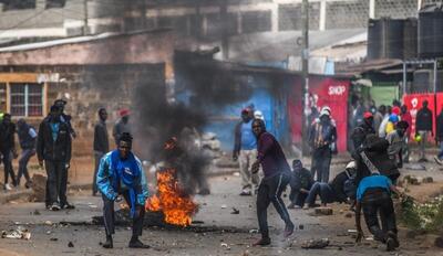 خشم مردم کنیا از افزایش مالیات ؛ آنها پارلمان را آتش زدند + ویدئو | کشته شدن ۱۰ نفر در اعتراضات کنیا