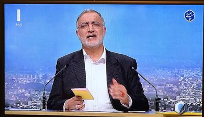 عکسی از علیرضا زاکانی با کارت های قرمز و زرد /مناظره فضای فوتبالی گرفت