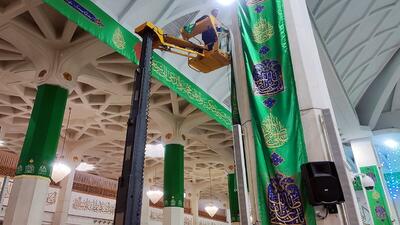 اهتزاز پرچم «علی ولی الله» بر فراز گنبد حرم بانوی کرامت