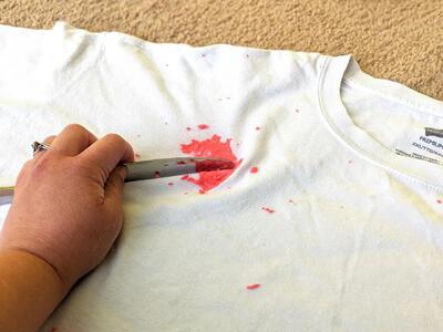 پاک کردن گواش از روی لباس و موکت با 3 روش ساده