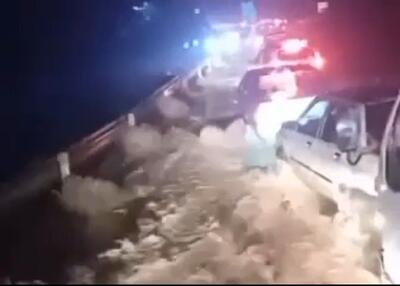 ببینید/ لحظه اولیه و وحشتناکِ وقوع سیلاب در جاده سواد کوه