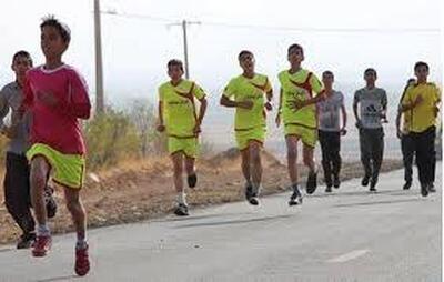 ۵۰ دونده در روستای نقده شهرستان تویسرکان به یاد شهدای خدمت دویدند