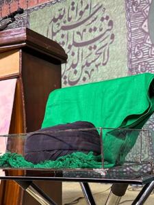 عکسی از شال و عمامه شهید رئیسی در مراسم چهلم شهدای خدمت | اقتصاد24