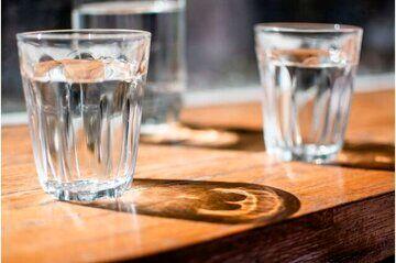 ۴ فایده شگفت انگیز نوشیدن آب گرم