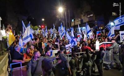 فیلم/ تظاهرات صهیونیست‌ها دربرابر خانه نتانیاهو