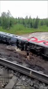 فیلم و جزییات خروج قطار مسافربری از ریل در روسیه /  بیش از ۷۰ نفر زخمی شدند