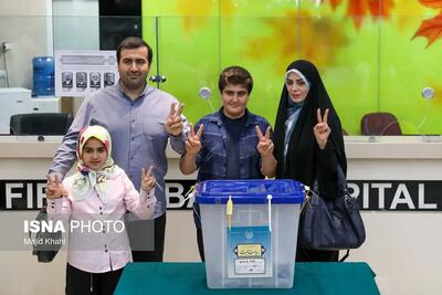 پسر پزشکیان همراه با همسر و دو فرزندش در پای صندوق رأی/ عکس