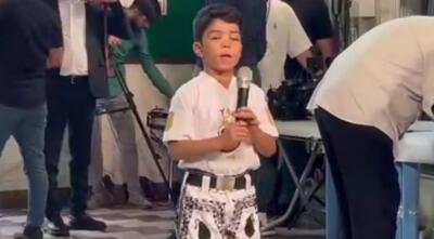 اجرای آهنگ « ایران من » توسط یک پسر دهه نودی پای صندوق (فیلم)