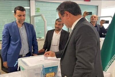 رییس سازمان بازرسی در استانبول رای خود را به صندوق انداخت