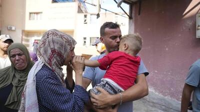 گرسنگی در غزه : پخت برگ توت با برنج / تغذیه نوزادان با عدسی/ یک کیلوگرم گوجه فرنگی 30 دلار ؛ پیاز 60 دلار، خیار 15 دلار و یک عدد تخم مرغ 4 دلار