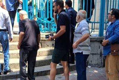 ممانعت از ورود یک شهروند به حسینیه ارشاد و عدم اخذ رای از وی به دلیل پوشیدن شلوارک(عکس) - عصر خبر