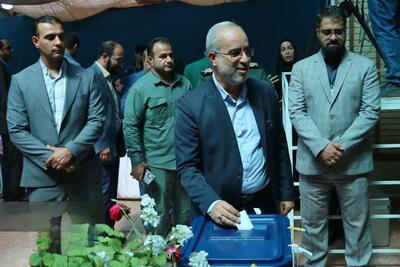 استاندار کرمان رأی خود را به صندوق انداخت